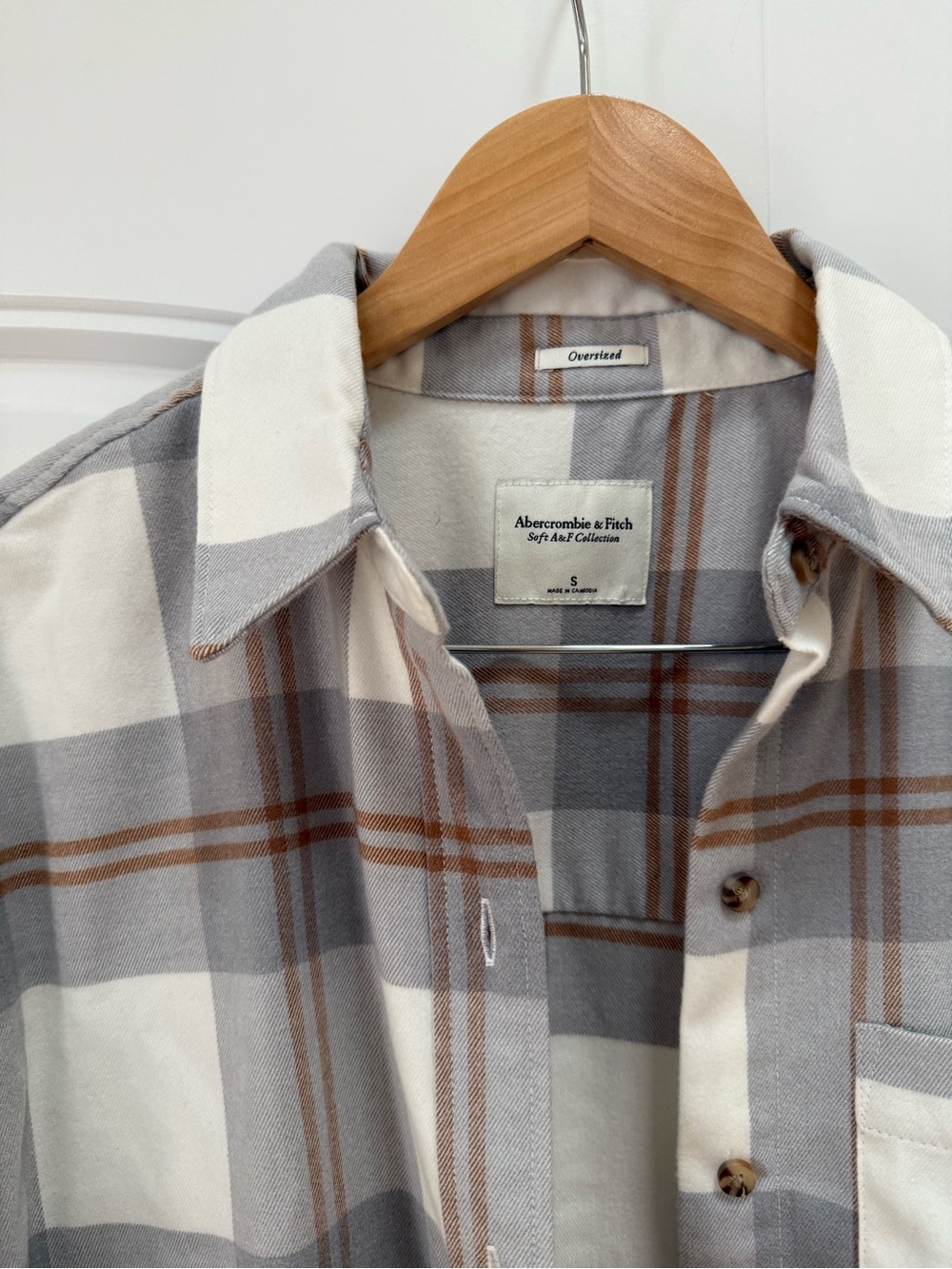 Abercrombie & Fitch Gray and Cream Plaid Button-Up Shirt (Women’s S)